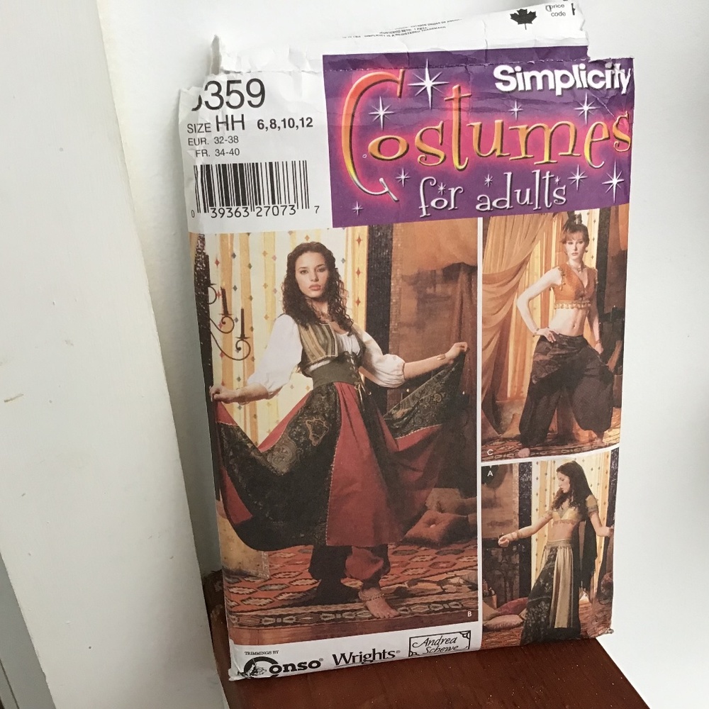 Simplicity 5359 sewing pattern. Woman Gyspy